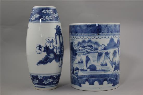 A Chinese export blue and white quart mug, and a blue and white vase, 19th century, 19.5cm